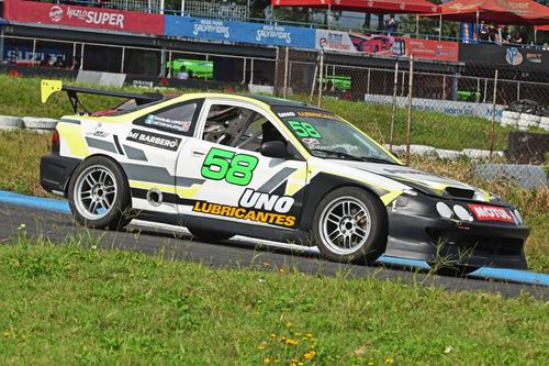 El piloto V&iacute;ctor N&aacute;jera se convirti&oacute; en el ganador de la divisi&oacute;n Turismo Sport &ldquo;A&rdquo;, luego de dos hits de competencia. (Foto: PSLMX)
