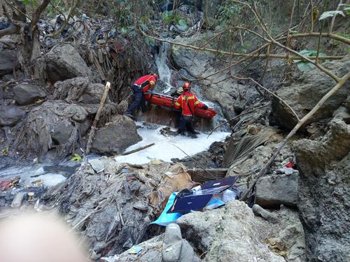 El cuerpo en avanzado estado de descomposici&oacute;n se encontraba en un r&iacute;o al fondo del barranco. (Foto: Bomberos Municipales)