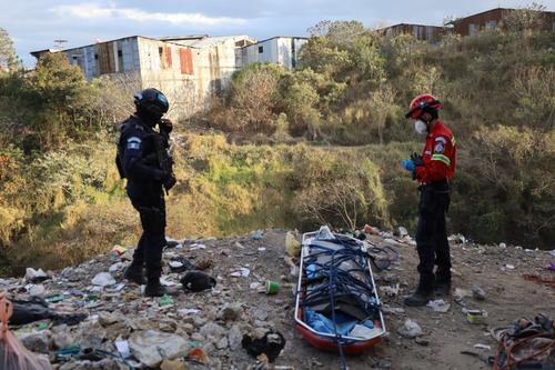 Los rescatistas y polic&iacute;as lograron llevar a la superficie al cad&aacute;ver. (Foto: Bomberos Municipales)