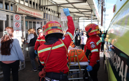 Los socorristas le administraron un suero debido a la deshidrataci&oacute;n. (Foto: Jose Santizo/CMB)