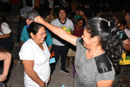 Las mujeres se hacen comadres por medio de una torta y al quebrar un cascar&oacute;n. (Foto: Juan Carlos Aquino/Colaborador)
