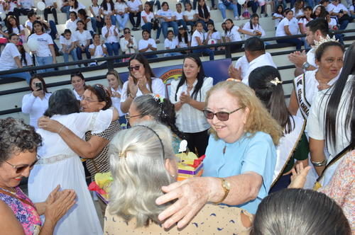 Despu&eacute;s de quebrar el cascar&oacute;n, se entrega una torta y las dos mujeres ya son comadres. (Foto: Juan Carlos Aquino/Colaborador)