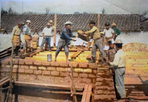 La construcion de viviendas de adobe involucraba a toda la comunidad. (Foto: Carlos Sotz/Colaborador)