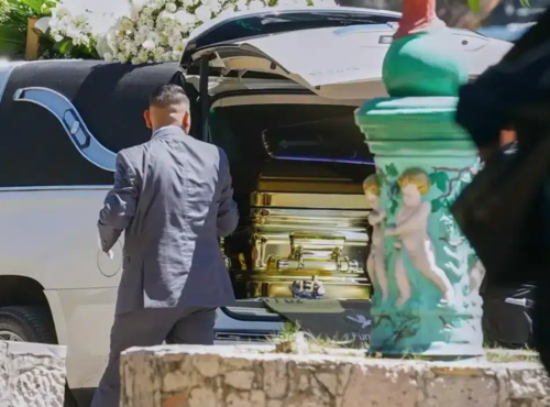 El l&iacute;der del narcotr&aacute;fico fue sepultado en un ata&uacute;d de oro. (Foto: redes sociales)