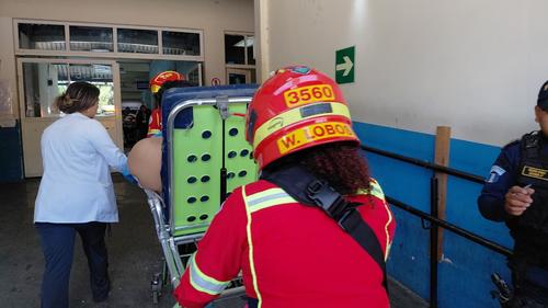 Los socorristas trasladaron al herido a la emergencia del Hospital Roosevelt. (Foto: Bomberos Municipales)
