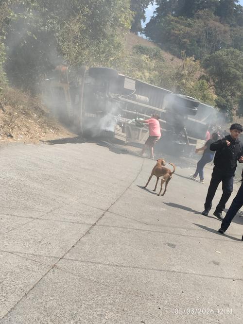 Una mujer colabor&oacute; con arrojar agua en el bus ante un posible incendio tras la volcadura del mismo. (Foto: Noti Llano)