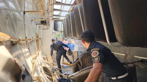 Socorristas rescataron a las v&iacute;ctimas que iba a bordo del autob&uacute;s. (Foto: Redes sociales)