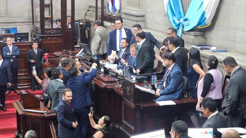 Los diputados en el Congreso protagonizaron empujones durante la discusi&oacute;n previa a la votaci&oacute;n por magistrados de la CC. (Foto: Estuardo Paredes / Colaborador)