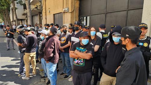 Agentes PNC solicitaron identificaci&oacute;n a un grupo de personas que permanec&iacute;a en las afueras del Congreso con el rostro cubierto. (Foto: Estuardo Paredes/Nuestro Diario)