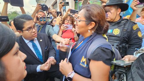El MP llega a las afueras del Congreso por denuncia an&oacute;nima. (Foto: Estuardo Paredes/Nuestro Diario) 
