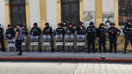 Presencia de antimotines en los alrededores del Congreso este jueves 5 de marzo. (Foto: Estuardo Paredes/Nuestro Diario)