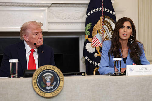 Donald Trump dijo que Kristi Noem cumpli&oacute; su funci&oacute;n con creces y que logr&oacute; numerosos y destacados resultados especialmente en la frontera. (Foto: Getty Images)