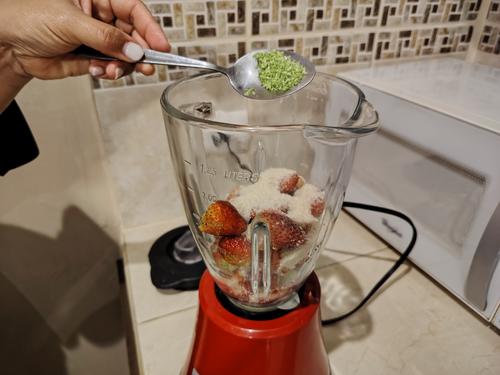 En la licuadora colocar las fresas y el az&uacute;car. (Foto: Gabriela Guerrero)