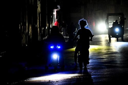 Los apagones y falta de suministros incrementan al paso de los d&iacute;as. (Foto: AFP)