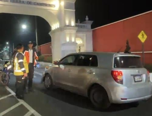 El autom&oacute;vil donde se transportaba la v&iacute;ctima ha quedado en el lugar de los hechos. (Foto: Redes sociales)