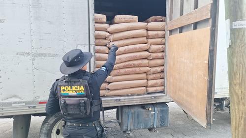 El cami&oacute;n transportaba 250 quintales de harina. (Foto: PNC)