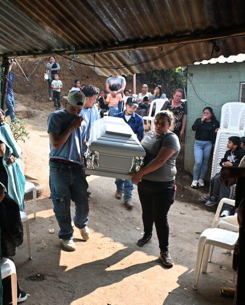 Familiares ingresan con uno de los ata&uacute;des a la vivienda. (Foto: Jos&eacute; Luis Pos/Colaborador)
