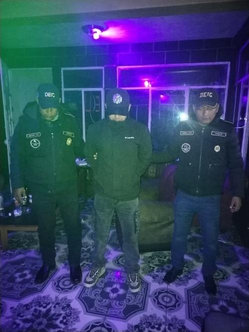 Leif Eriksson Valenzuela Cort&eacute;z, era el encargado y bartender del establecimiento. (Foto: Erick Colop)