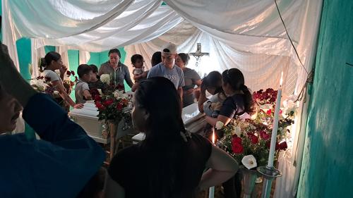 Familiares y vecinos se despiden la madre y su hijo que fueron v&iacute;ctimas mortales del accidente. (Foto: Jos&eacute; Luis Pos/Colaborador)