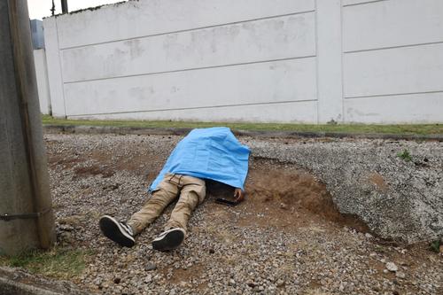 La v&iacute;ctima fue atacada a balazos la tarde de este viernes. (Foto: Bomberos Municipales)