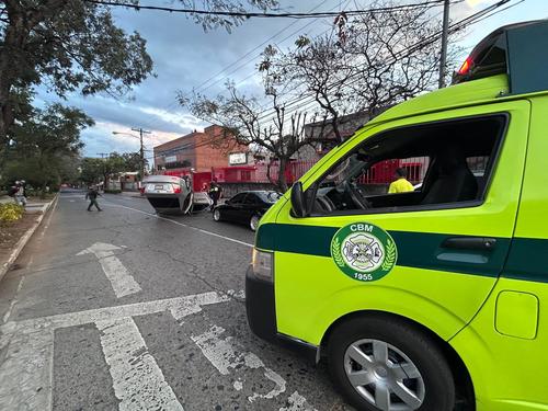 Param&eacute;dicos municipales atendieron a pilotos y tripulantes con crisis nerviosa. (Foto: Bomberos Municipales)