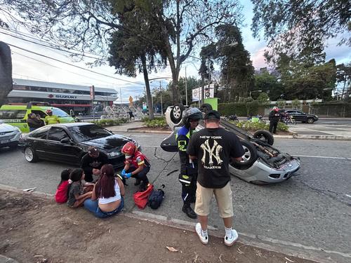 Un veh&iacute;culo volc&oacute; tras un accidente en avenida La Castellana y 8a. calle de la zona 9. (Foto: Bomberos Muncipales)
