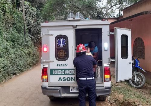 Los bomberos trasladaron a la madre y su hija primero al centro de salud, luego al hospital. (Foto: Carlos Monroy/colaborador)