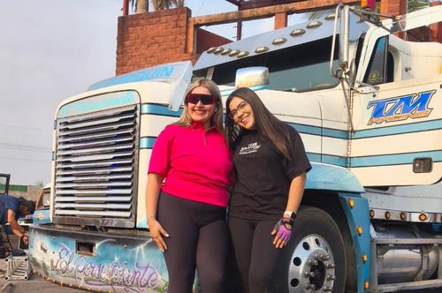 Ivana P&eacute;rez y Sof&iacute;a Santos, ocuparon los primeros dos lugares en la divisi&oacute;n femenina, en la primera fecha del Campeonato Nacional de Aceleraci&oacute;n de Camiones 2026. (Foto: Guatemala Raceway)