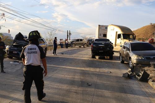 Im&aacute;genes muestran el da&ntilde;o en veh&iacute;culos involucrados y carga esparcida en la v&iacute;a. (Foto: Bomberos Voluntarios) 