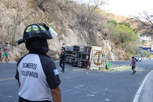 En el percance est&aacute;n involucrados 7 veh&iacute;culos livianos y un cami&oacute;n de carga. (Foto: Bomberos Voluntarios) 