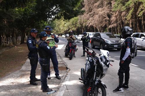 Autoridades revisan uso de casco, placas y posibles &oacute;rdenes de captura. (Foto: Tr&aacute;nsito PNC) 
