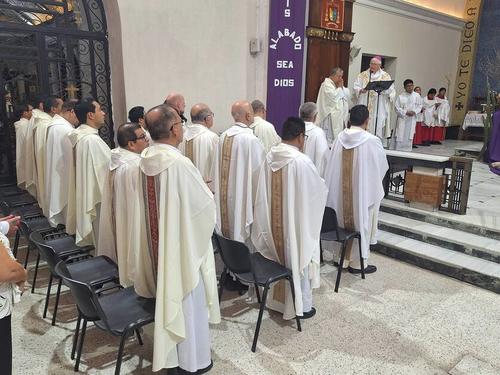 Sacerdotes de distintas parroquias agradecen por los 75 a&ntilde;os de la di&oacute;cesis. (Foto: Juan Carlos Aquino/Colaborador)