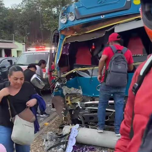 El microb&uacute;s ha sufrido da&ntilde;os materiales tras el fuerte impacto. (Foto: Redes sociales)