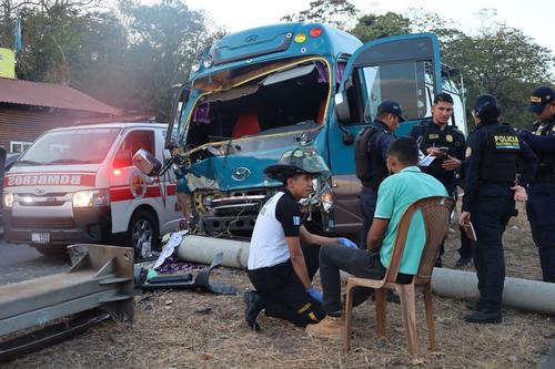 Los socorristas atienden a algunos de los heridos en el lugar. (Foto: Bomberos Voluntarios)
