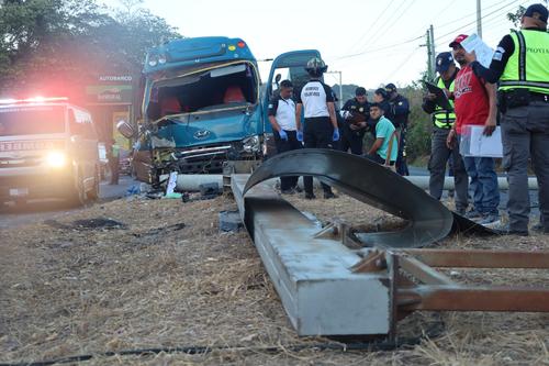 Un poste fue derribado por el microb&uacute;s. (Foto: Bomberos Voluntarios)