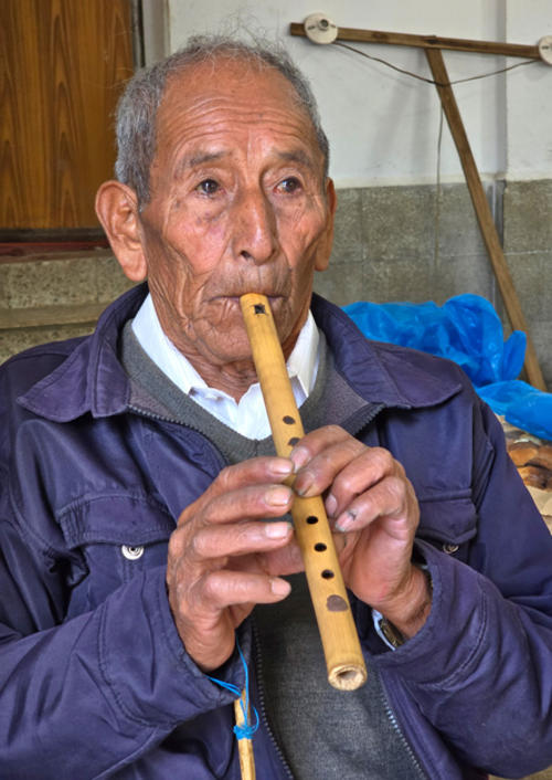 Don Le&oacute;n Raquec, de 83 a&ntilde;os, reconocido m&uacute;sico tradicional que ejecuta el tun y la chirim&iacute;a. (Foto: Julio Bala/Colaborador)