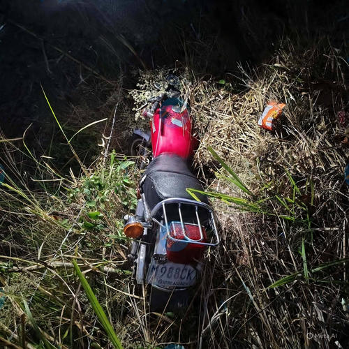 La motocicleta fue localizada aproximadamente a un kil&oacute;metro de donde se encontraron los cuerpos. (Foto: Redes Sociales)