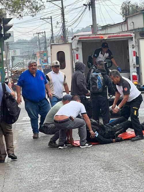 Los agentes policiales quedaron tendidos sobre la cinta asf&aacute;ltica tras el accidente. (Foto: Bomberos Voluntarios)