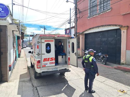 Los socorristas trasladaron a los polic&iacute;as heridos al seguro social de la localidad. (Foto: Bomberos Voluntarios)