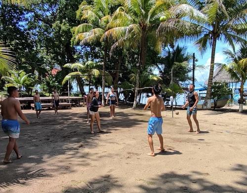 Encontrar&aacute;s espacio para la pr&aacute;ctica del voleibol de playa con los amigos. (Foto:FB Denny's Beach)