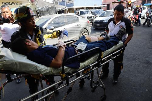 Cristian Argueta fue atacado a balazos por desconocidos en la zona 7. (Foto: Bomberos Voluntarios)