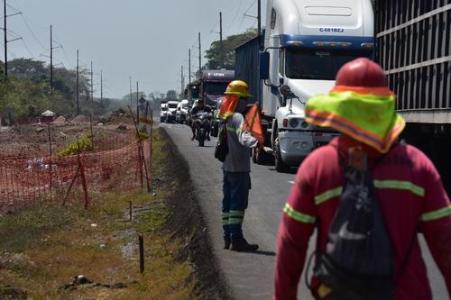 La construcci&oacute;n se realiza con tr&aacute;fico activo, lo que representa uno de los principales retos del proyecto. (Foto: Estuardo Paredes/Nuestro Diario)

