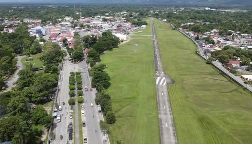 Vista a&eacute;rea de la avenida principal, con la pista de aviaci&oacute;n de Bandegua a la derecha. (Foto: Pablo Miguel/Colaborador)