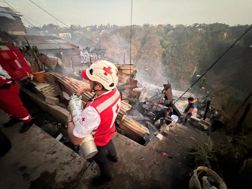 El incendio forestal afect&oacute; a las viviendas cercanas. (Foto: Cruz Roja Guatemalteca)