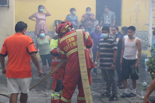 Socorristas laboran para evitar que se siga propagando el fuego. (Foto: Bomberos Municipales)
