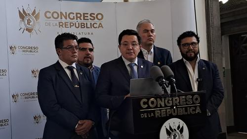 Julio H&eacute;ctor Estrada, del bloque Cabal, present&oacute; la propuesta e indic&oacute; que se trata de una especie de "Cuchubal", para bajar los precios de los combustibles. (Foto: Jos&eacute; Luis Pos / Colaborador)