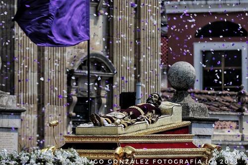 Se relaciona con cortejo de Viernes Santo de la Bas&iacute;lica de Nuestra Se&ntilde;ora del Rosario, Parroquia de Santo Domingo, que&nbsp;pasaba justo enfrente de la iglesia La Merced. (Foto: H&eacute;ctor G&oacute;mez/Colaborador)
