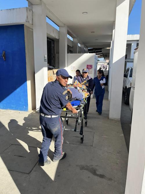 Los socorristas trasladaron a tres de los polic&iacute;as heridos a centros asistenciales. (Foto: Asonbomd)
