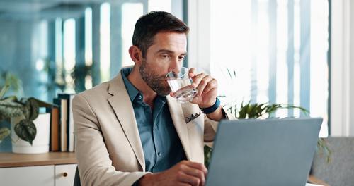 La hidrataci&oacute;n diaria contribuye a mantener la barrera natural de la piel. (foto: shutterstock)