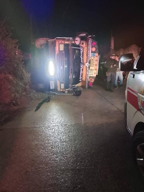 El bus perdi&oacute; el control y termin&oacute; volcado en una pendiente. (Foto: Redes sociales)
